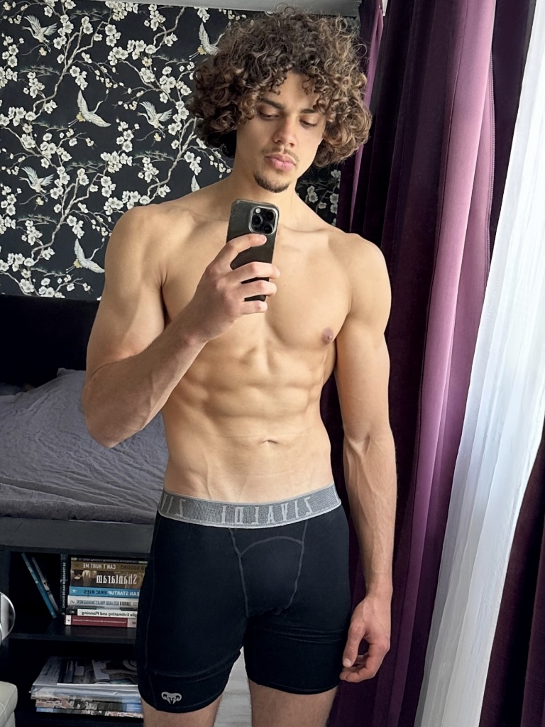 athletic-male-zivaldi-mirror-selfie-1