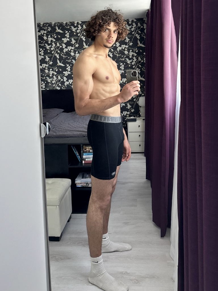 athletic-male-zivaldi-mirror-selfie-2