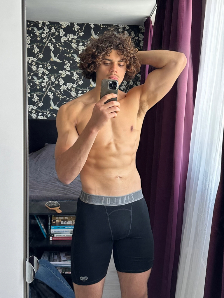 athletic-male-zivaldi-mirror-selfie-3